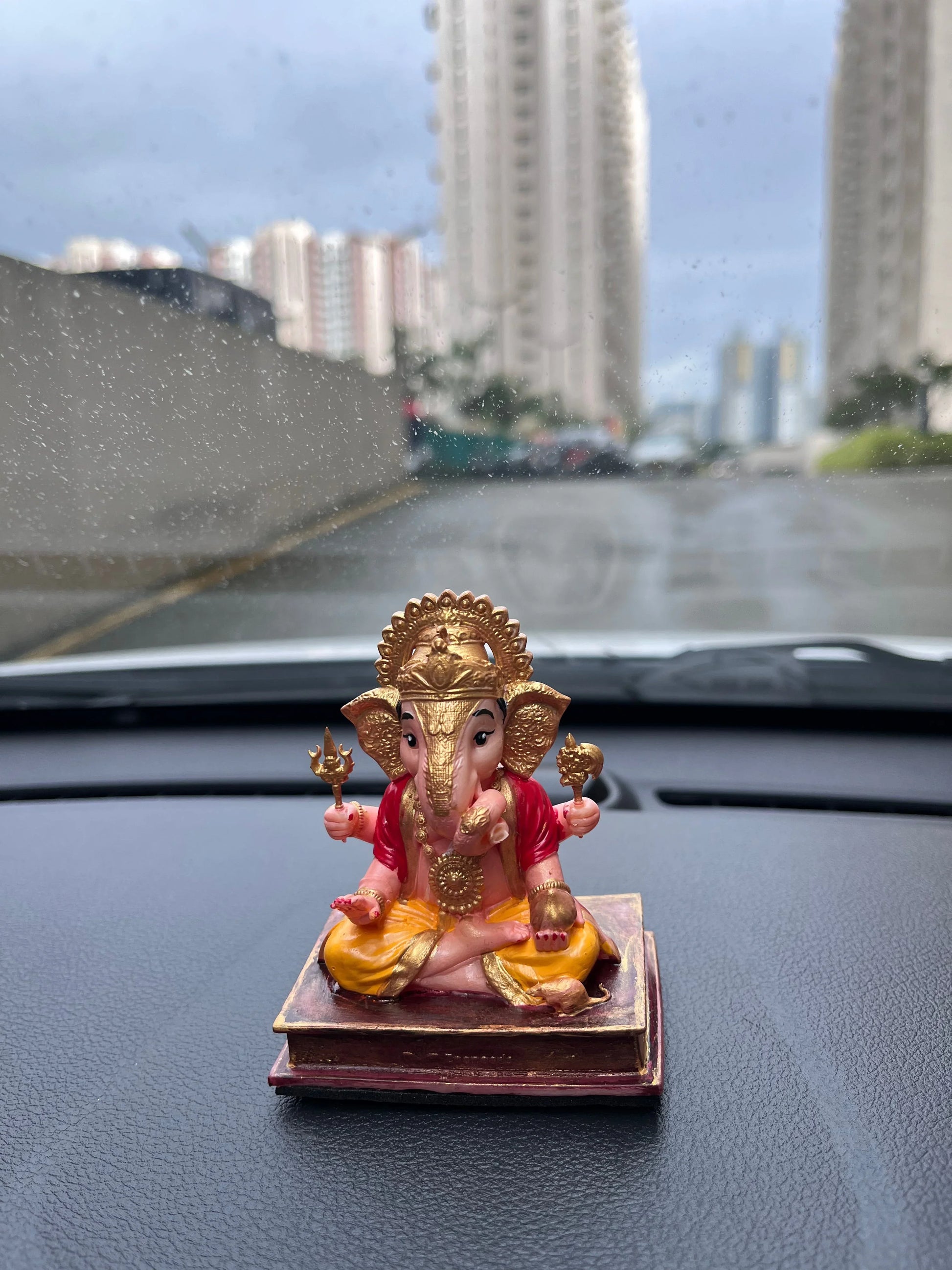 Shrimant Dagdushet Ganpati Idol by Zeeneeds | Exquisite Mini Lord Ganesha Murti for Car Dashboard, Home & Office - Zeeneeds